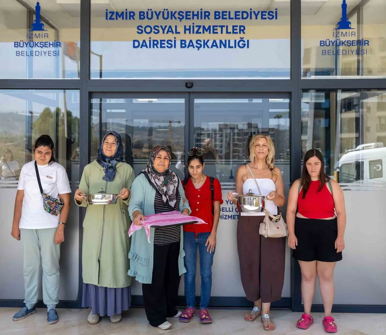İZMİR BÜYÜKŞEHİR BELEDİYESİ’NİN MALZEME DESTEĞİ SUNDUĞU MUTFAKTA BİR ARAYA GELEN ANNELER, BİRLİKTE...