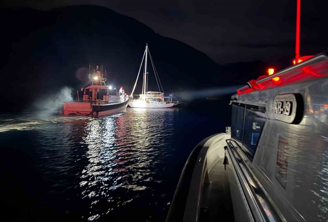 MUĞLA’NIN ORTACA İLÇESİ AÇIKLARINDA GEZİ TEKNESİ İÇİNDE YAPILAN ARAMADA 7’Sİ ÇOCUK 15 DÜZENSİZ...