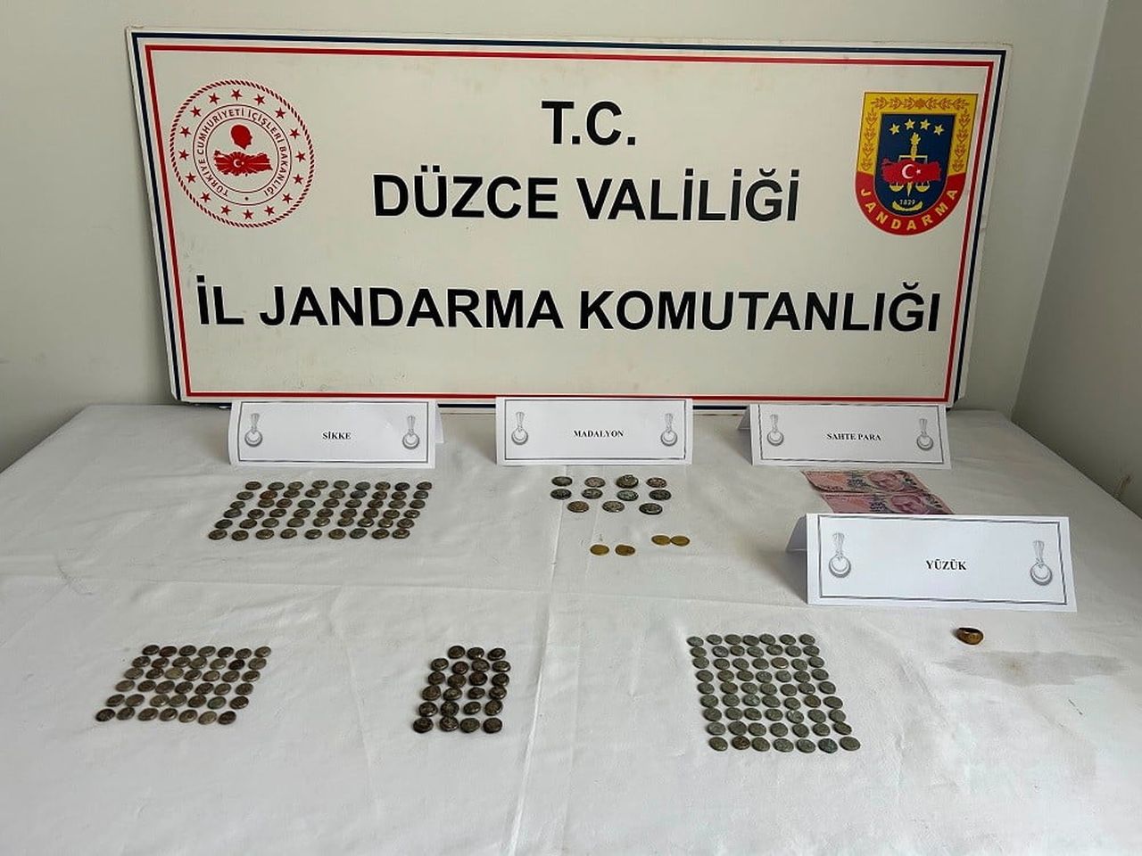 DÜZCE’DE JANDARMA EKİPLERİNİN DÜZENLEDİĞİ OPERASYONDA, ROMA VE BİZANS DÖNEMLERİNE AİT OLDUĞU...