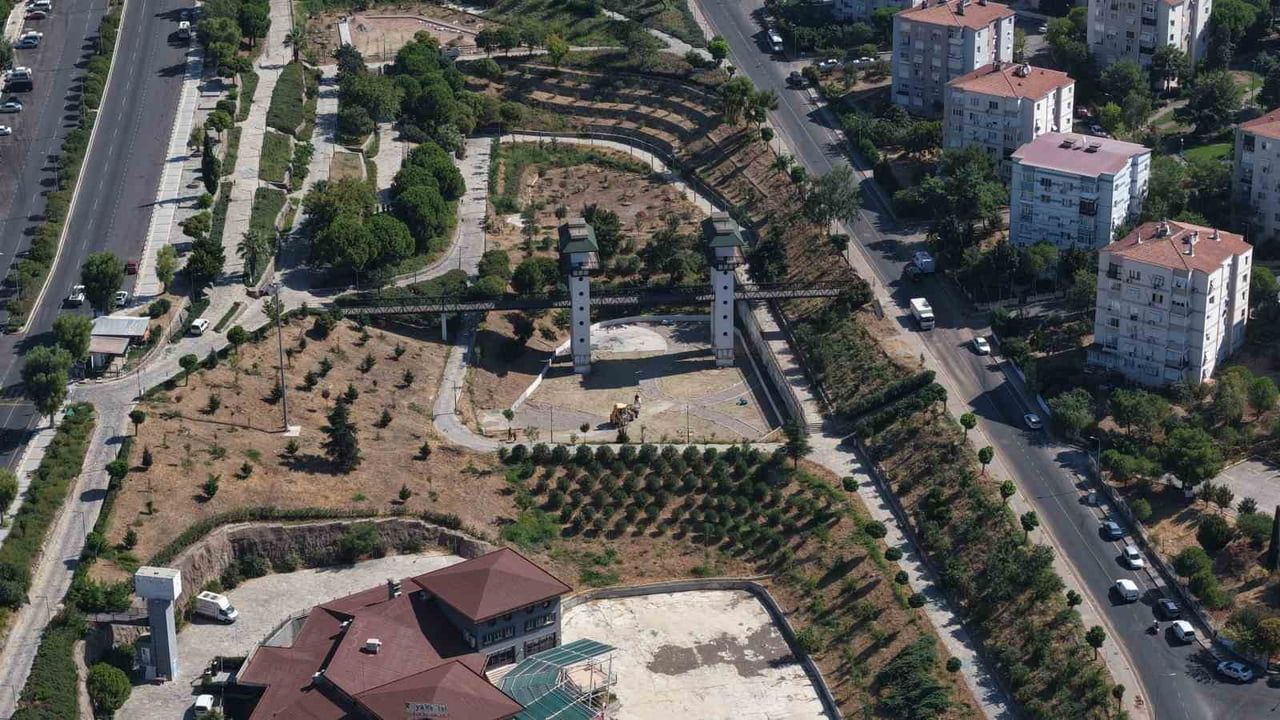 İZMİR BÜYÜKŞEHİR BELEDİYESİ, BUCA'DAKİ PARKLARIN YENİLENMESİNE İLÇENİN SİMGELERİNDEN YEDİGÖLLER'DE...