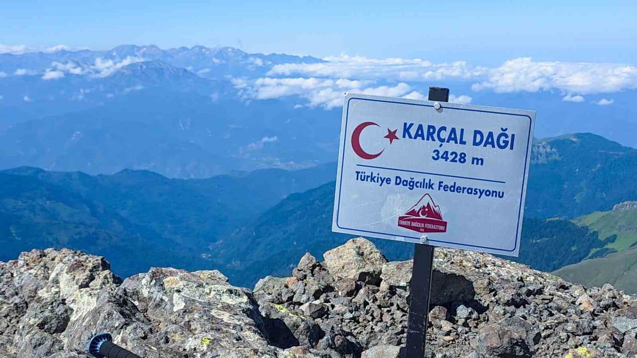 ARTVİN’DE BULUNAN 3 BİN 428 METRE YÜKSEKLİĞİNDEKİ KARÇAL DAĞI, PROFESYONEL DAĞCILAR TARAFINDAN...