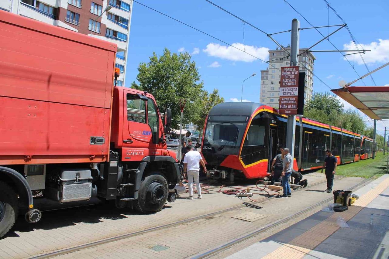 KAYSERİ'NİN MELİKGAZİ İLÇESİNDE TRAMVAYIN ÇARPTIĞI GENÇ KADIN, KALDIRILDIĞI HASTANEDE HAYATINI...