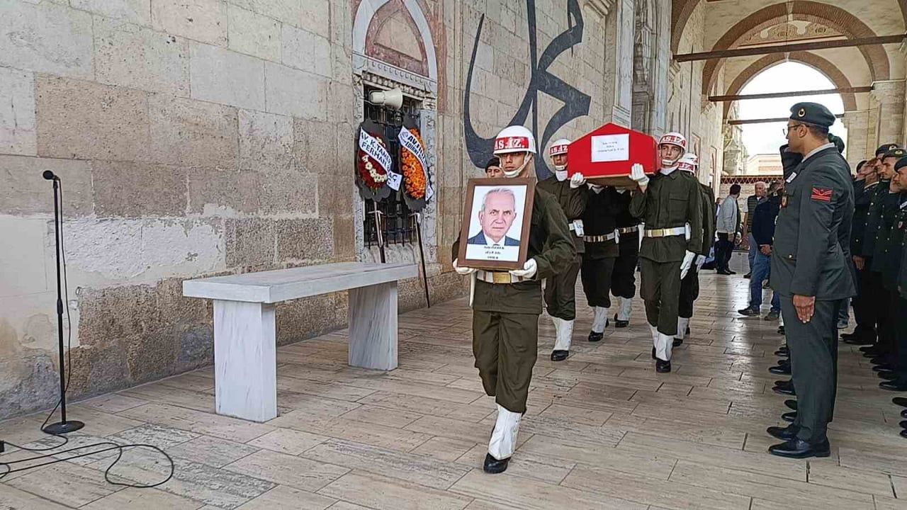 EDİRNE'DE 86 YAŞINDAKİ KIBRIS GAZİSİ AZİZ ÖZBEK, ESKİ CAMİ’DE ÖĞLE NAMAZININ ARDINDAN DÜZENLENEN...