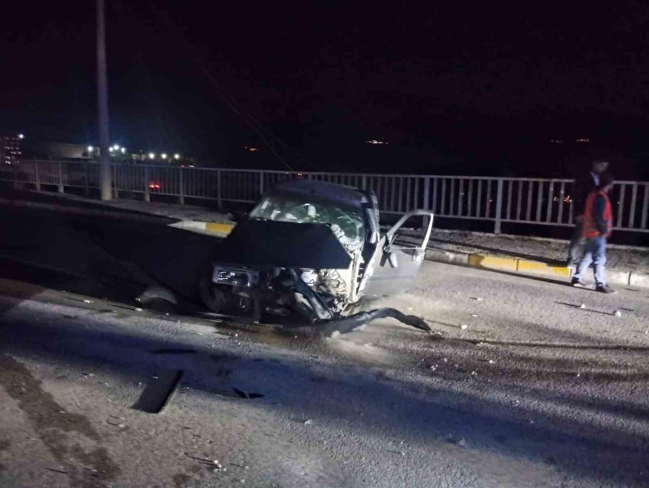 SUŞEHRİ İLÇESİNDE ELEKTRİK DİREĞİNE ÇARPAN OTOMOBİL SÜRÜCÜSÜ YARALANDI.