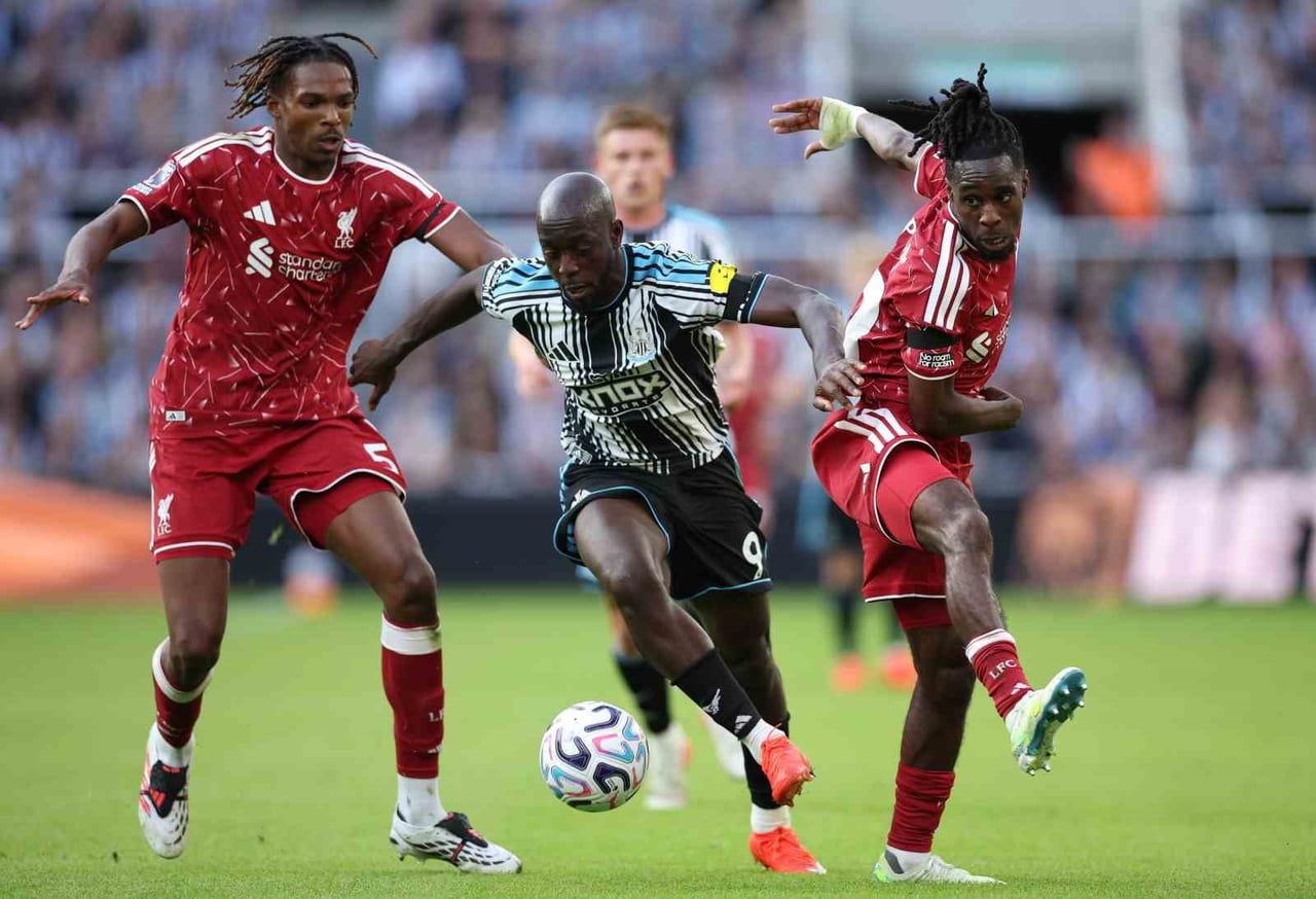 LİVERPOOL, İNGİLTERE PREMİER LİG'İN İLK HAFTASINDA NEWCASTLE UNİTED İLE 2-2 BERABERE KALIRKEN...