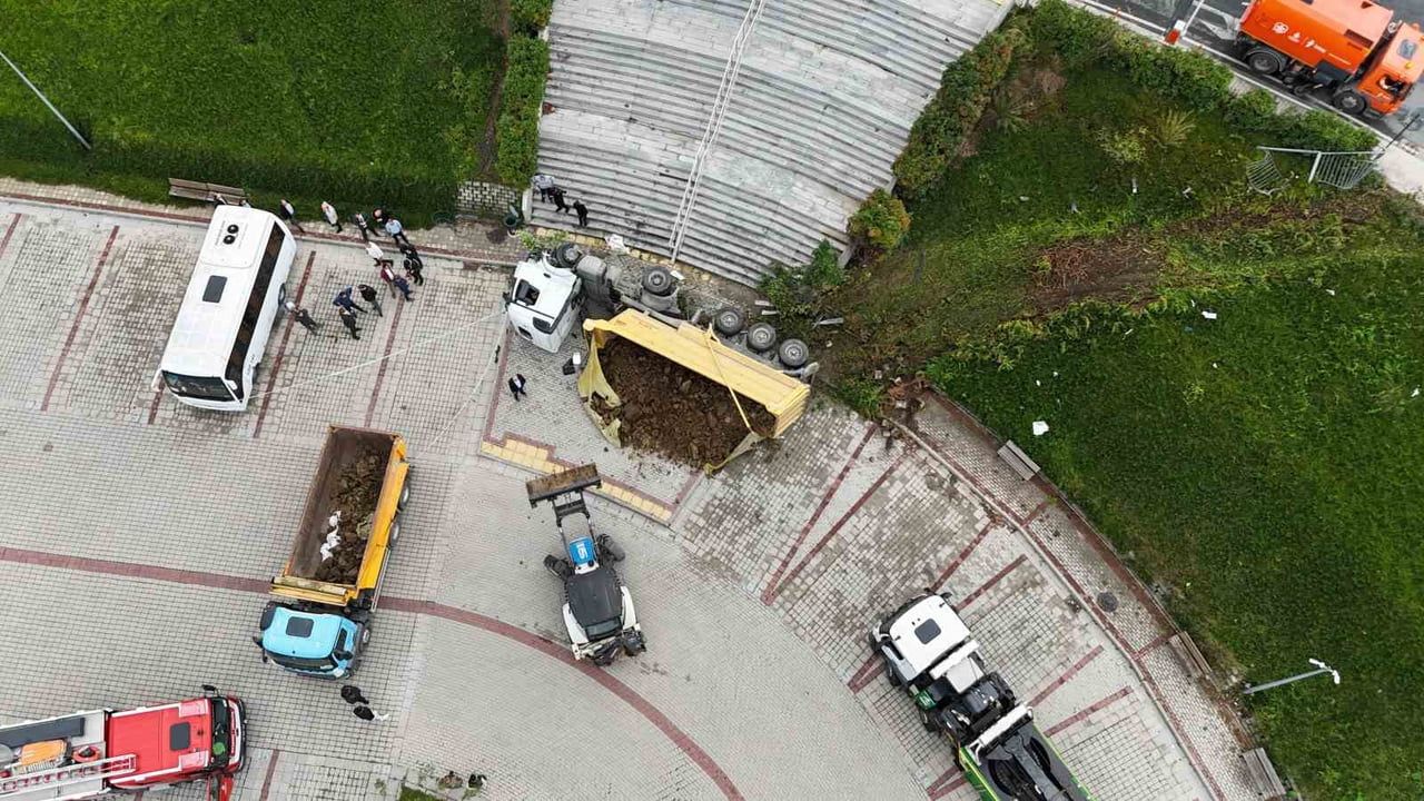 HASDAL YOLUNDA BARİYERLERE ÇARPAN HAFRİYAT KAMYONU, İSKİ ÖNÜNDE İKİ ARACA ÇARPIP OTOPARKA...
