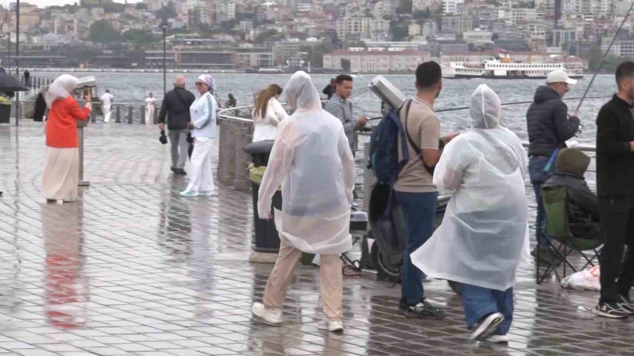 METEOROLOJİ GENEL MÜDÜRLÜĞÜNÜN UYARILARININ ARDINDAN İSTANBUL’DA BEKLENEN YAĞIŞ ANADOLU YAKASI’NDA...