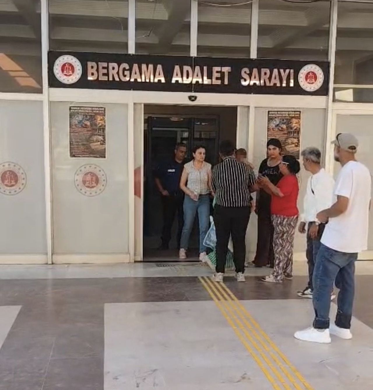 İZMİR'İN BERGAMA İLÇESİNDE UYUŞTURUCU OPERASYONU: KARI KOCA TUTUKLANDI