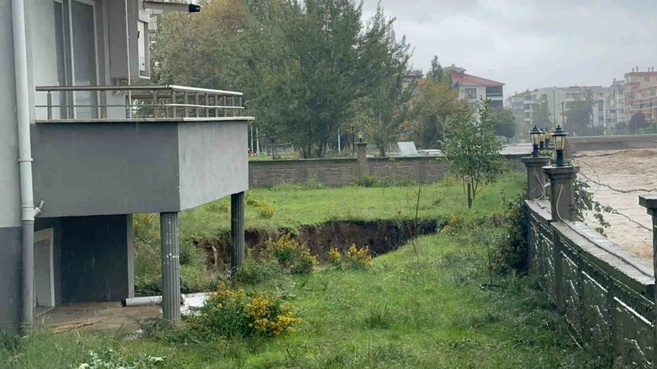TEŞVİKİYE BELDESİNDE 5 KATLI BİNANIN BAHÇESİNDE MEYDANA GELEN TOPRAK ÇÖKMESİ NEDENİYLE APARTMAN...