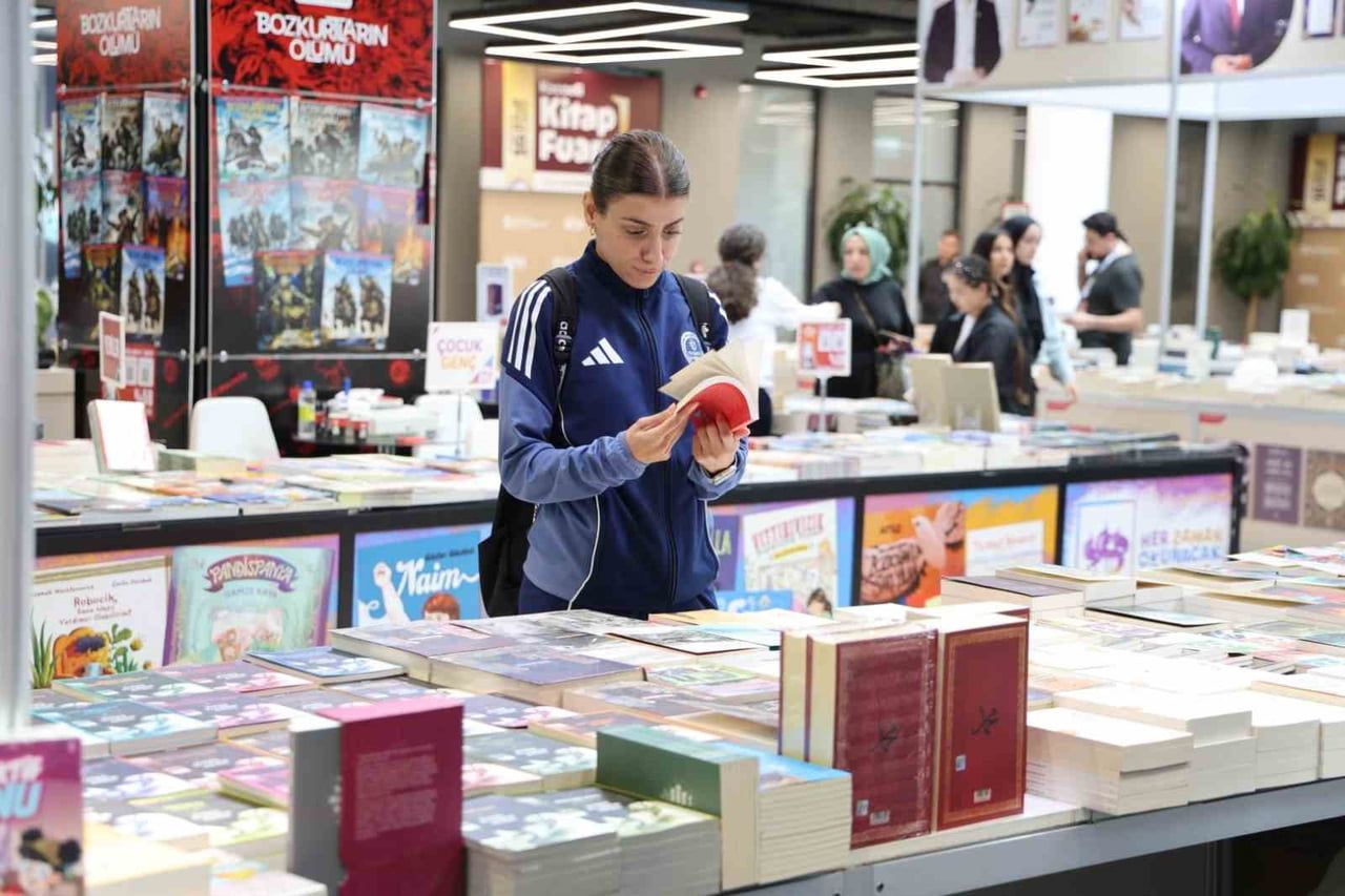 ULUSLARARASI 16. KOCAELİ KİTAP FUARI'NI ZİYARET EDEN İŞİTME ENGELLİ KAĞITSPOR KARATE SPORCUSU İREM...