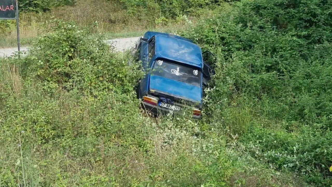 SİNOP’TA SÜRÜCÜSÜNÜN DİREKSİYON HÂKİMİYETİNİ KAYBETTİĞİ OTOMOBİLİN ŞARAMPOLE DEVRİLMESİ SONUCU...