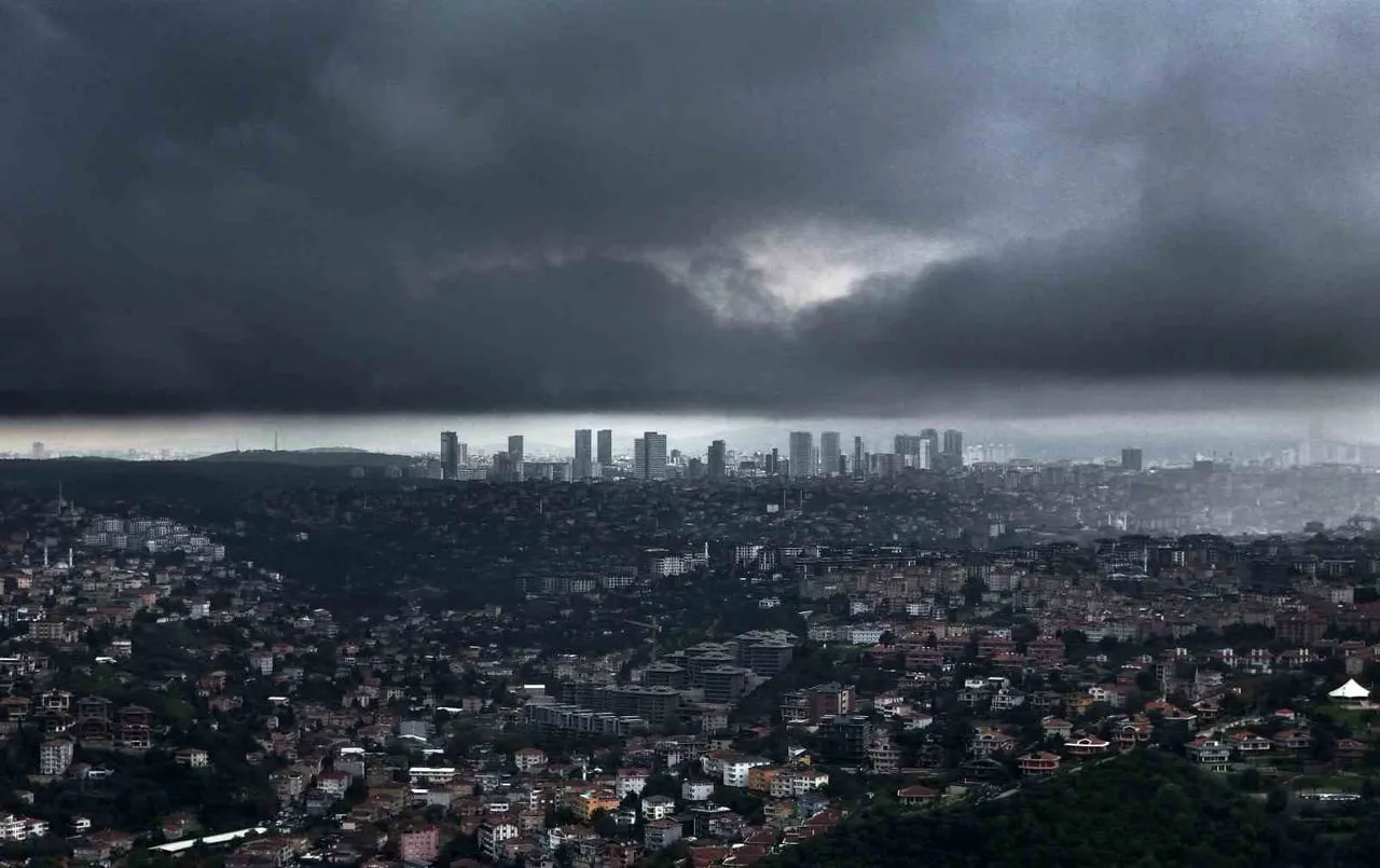 İSTANBUL’DA ETKİLİ OLAN YAĞMUR BULUTLARININ BOĞAZDAN GİRİŞİ HAVADAN GÖRÜNTÜLENDİ