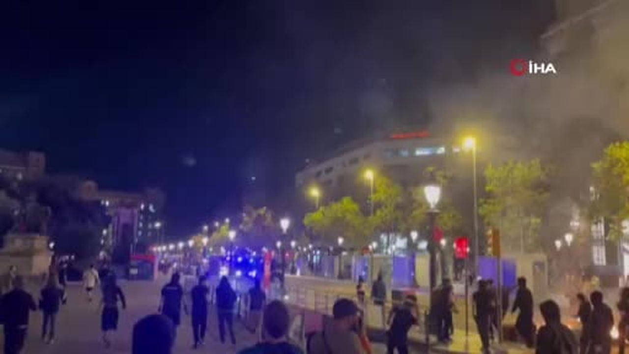 İspanya'nın Barcelona kentinde konut krizine ilişkin düzenlenen gösterilerde kapüşonlu gruplar...