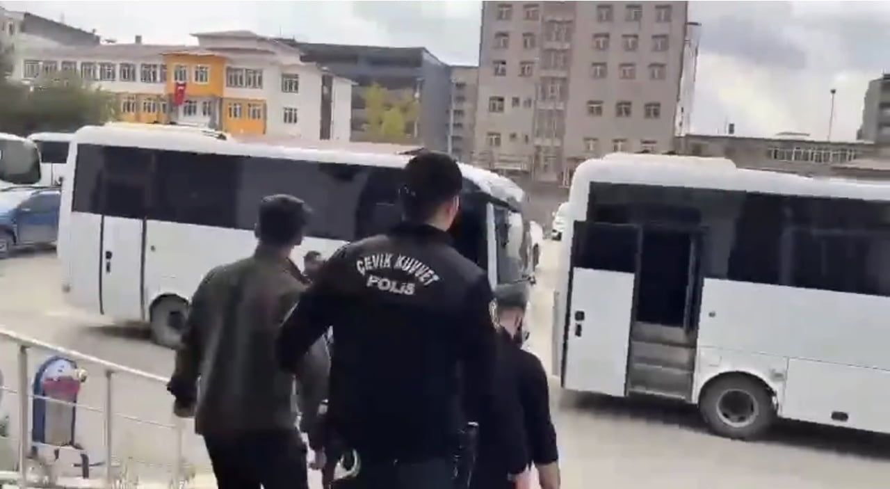 HAKKÂRİ'NİN YÜKSEKOVA İLÇESİNDE YASA DIŞI BAHİS FAALİYETLERİNE YÖNELİK DÜZENLENEN OPERASYONDA 46...