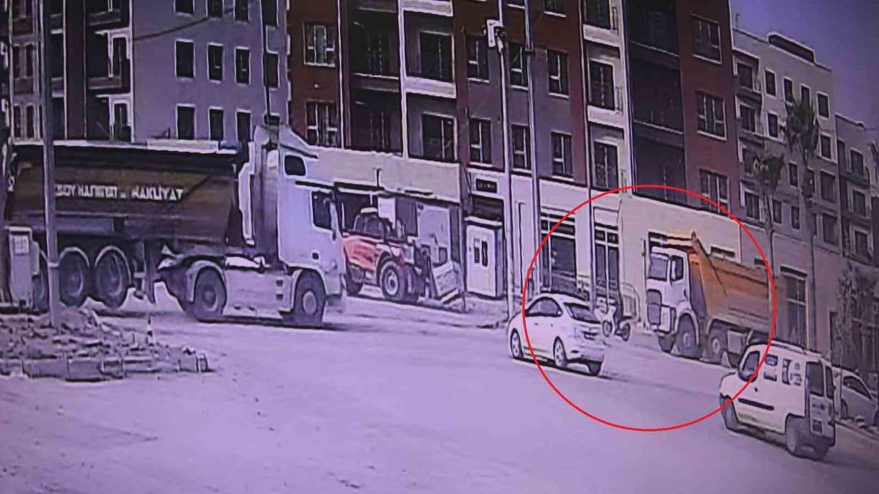 HATAY’DA MOTOSİKLETİN HAFRİYAT KAMYONUNUN ALTINDA KALDIĞI ANLAR GÜVENLİK KAMERASINA YANSIDI