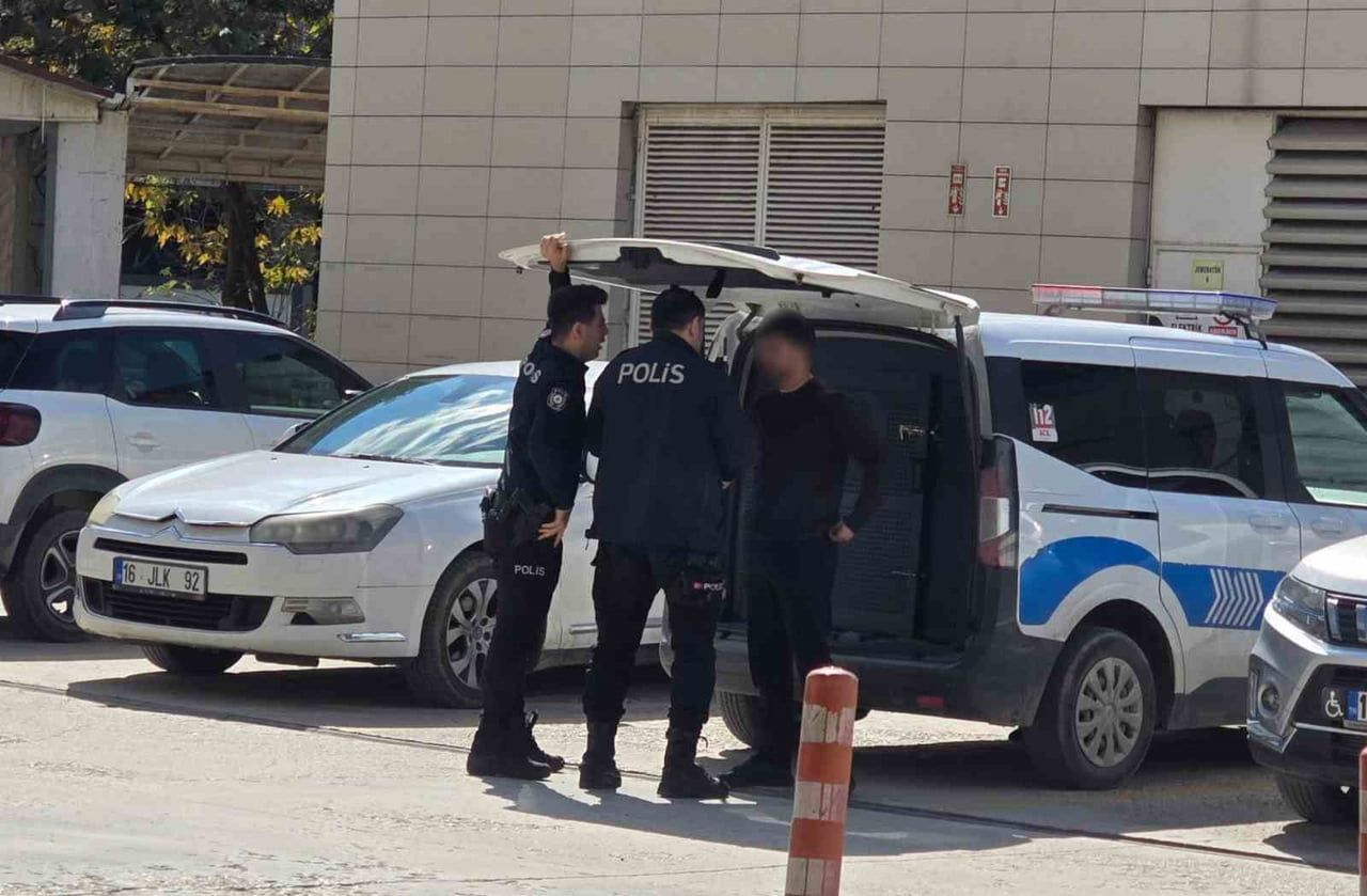 BURSA’NIN İNEGÖL İLÇESİNDE BİR ORTAOKULA BELİNDE TABANCAYLA GİREN 24 YAŞINDAKİ ŞAHIS, OKUL...