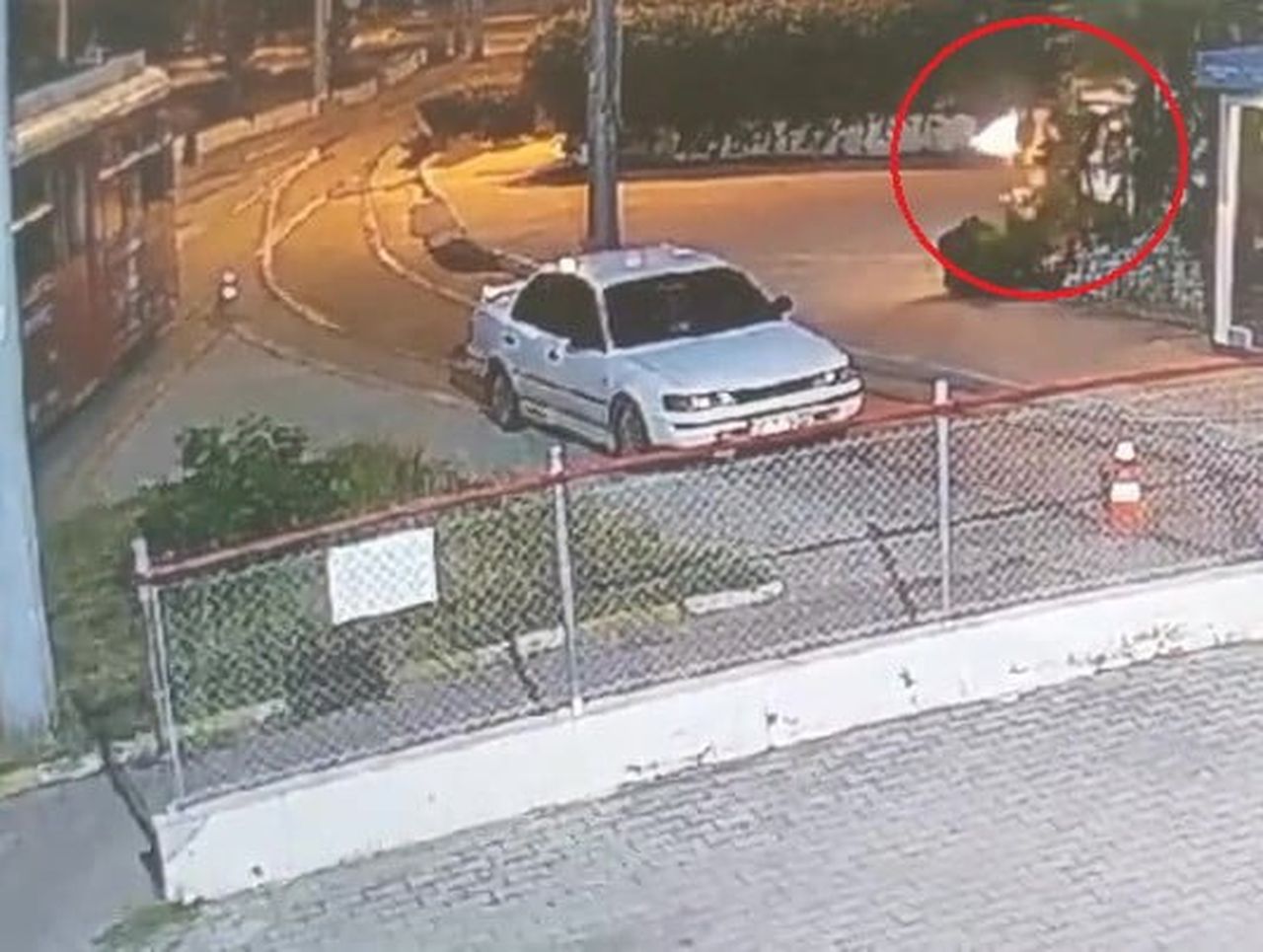 ANTALYA BÜYÜKŞEHİR BELEDİYESİ'NE AİT NOSTALJİ TRAMVAYA KİMLİĞİ BELİRSİZ ŞAHISLAR TARAFINDAN YANICI...