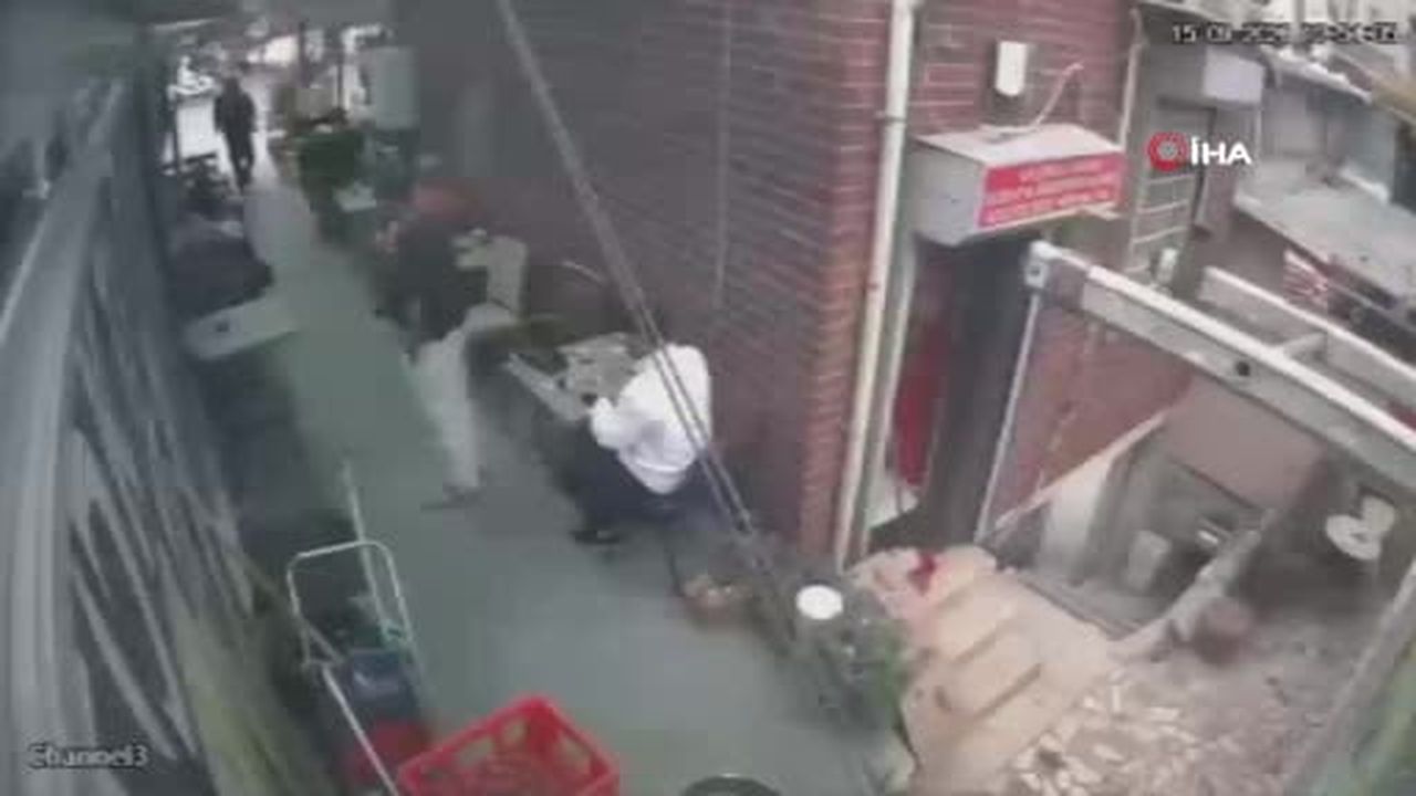 Fatih’te 2 kişinin hayatını kaybettiği silahlı kavgaya ilişkin gözaltına alınan 12 şüpheli...