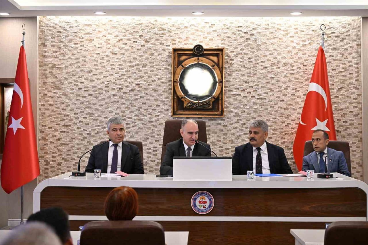 MANİSA VALİSİ VAHDETTİN ÖZKAN BAŞKANLIĞINDA GERÇEKLEŞTİRİLEN İL HAYVANLARI KORUMA KURULU...