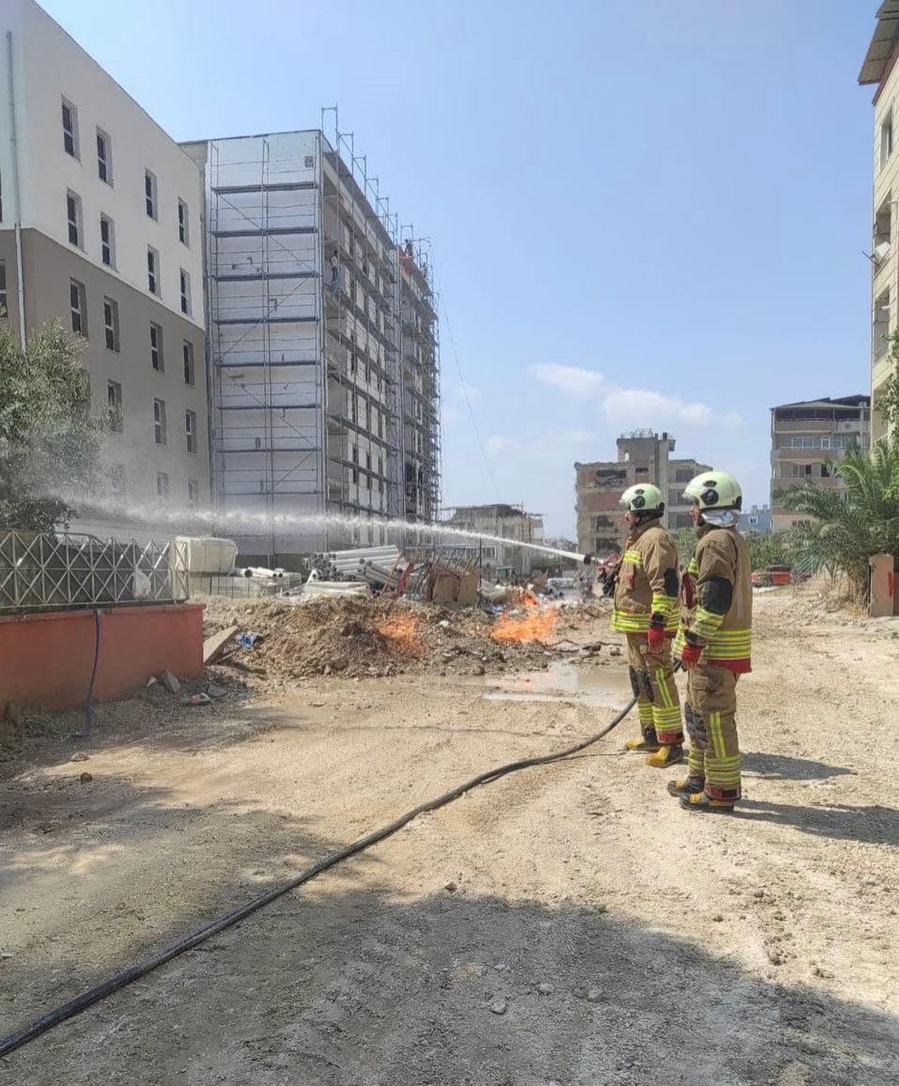 HATAY’DA DOĞALGAZ BORUSUNDA YAŞANAN SIZINTI SONRASI ÇIKAN ALEVLER, İTFAİYE EKİPLERİNİN...