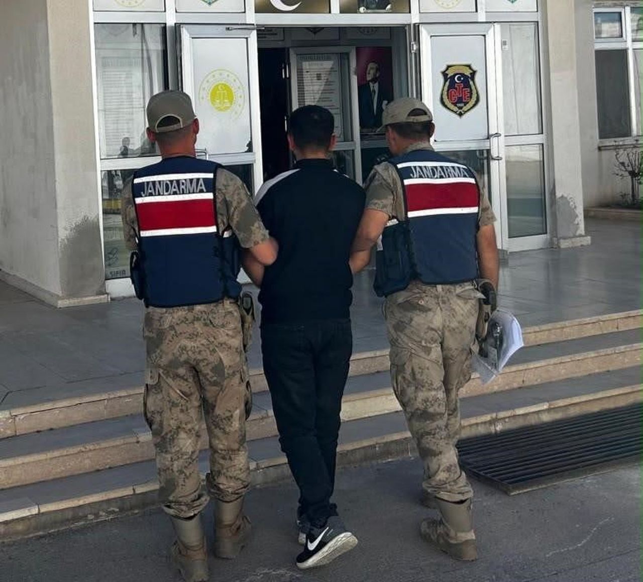 DOLANDIRICILIK SUÇUNDAN ARANAN ŞAHIS YAKALANDI