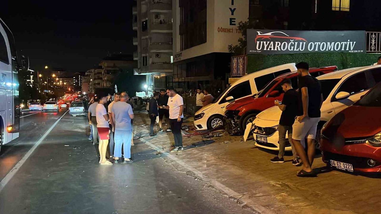 ANTALYA’NIN ALANYA İLÇESİNDE SÜRÜCÜSÜNÜN DİREKSİYON HAKİMİYETİNİ KAYBETTİĞİ OTOMOBİL, YOL...