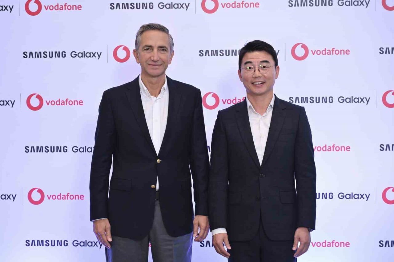 VODAFONE TÜRKİYE CEO’SU ENGİN AKSOY VE SAMSUNG ELECTRONİCS TÜRKİYE CEO’SU BİLLY KİM