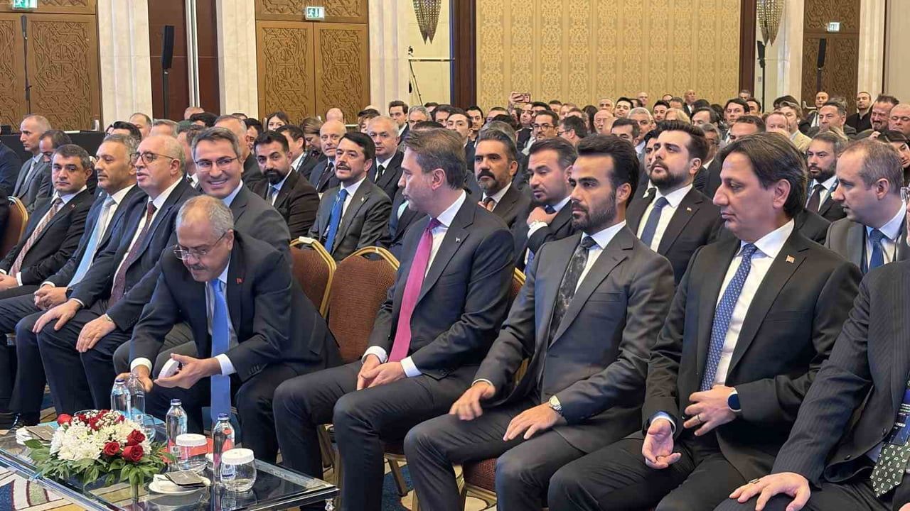 ALPARSLAN BAYRAKTAR, ANKARA'DA ÖZEL BİR OTELDE GERÇEKLEŞTİRİLEN ‘ELEKTRİK DAĞITIM SEKTÖRÜNDE...