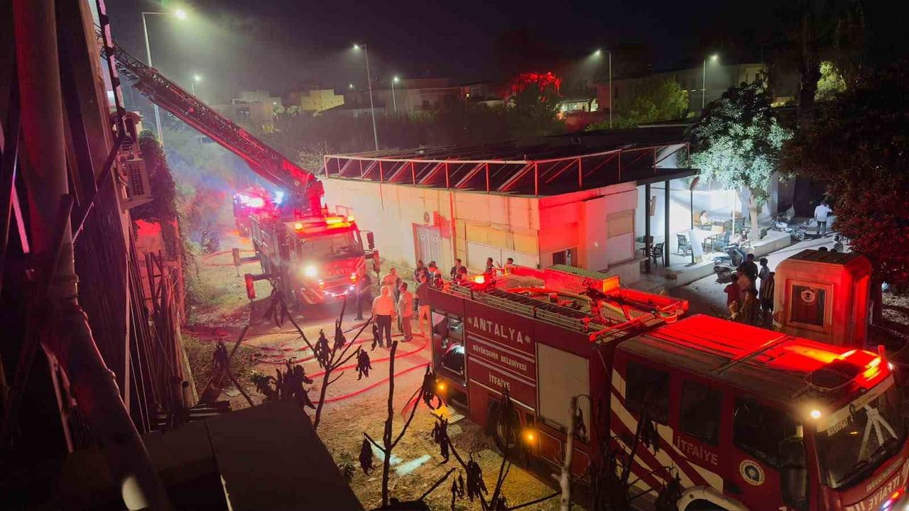 MANAVGAT İLÇESİNDE BİR OTELİN PERSONELİNİN KALDIĞI LOJMANDA ÇIKAN YANGIN, İTFAİYE EKİPLERİNİN...