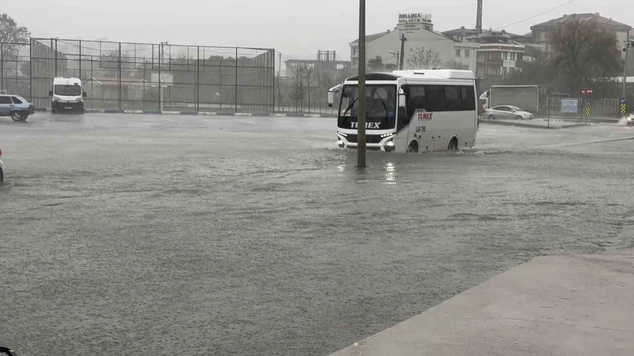 ARNAVUTKÖY’DE BULUNAN ALİBEY DERESİ  YAĞMUR NEDENİYLE TAŞTI. YOLLAR SU  ALTINDA  KALIRKEN BİR ARAÇ...