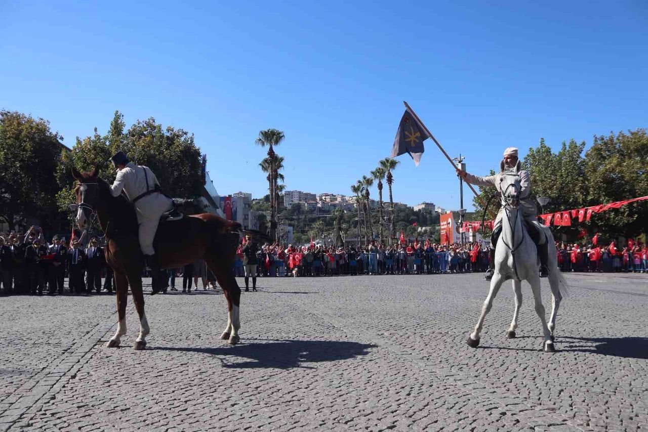 TARİHİ HÜKÜMET KONAĞI ÖNÜNDEKİ TÖRENDE, TEMSİLİ SÜVARİ BİRLİKLERİ İZMİR'İN KURTARILMASINI...