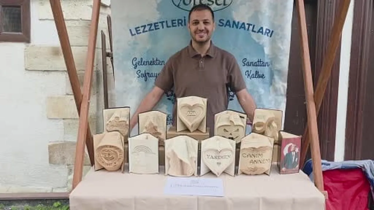Kütahya'da hurda kitaplar sanat eserine dönüşüyor