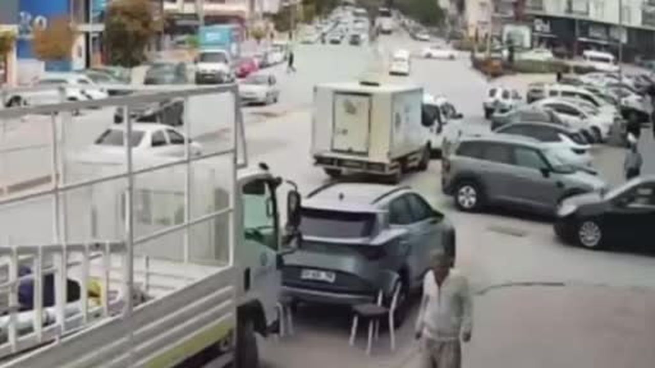 Kırşehir'de ters yönden giden motosikletin otomobile çarptığı anlar kamerada