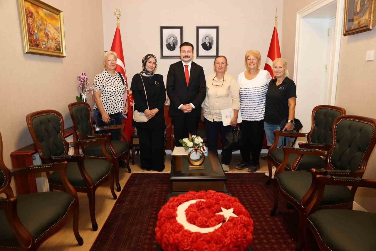 ÇANAKKALE'NİN GÖKÇEADA İLÇESİ KAYMAKAMI OSMAN ACAR, DÜZENLİ OLARAK GERÇEKLEŞTİRİLEN HALK GÜNÜ...
