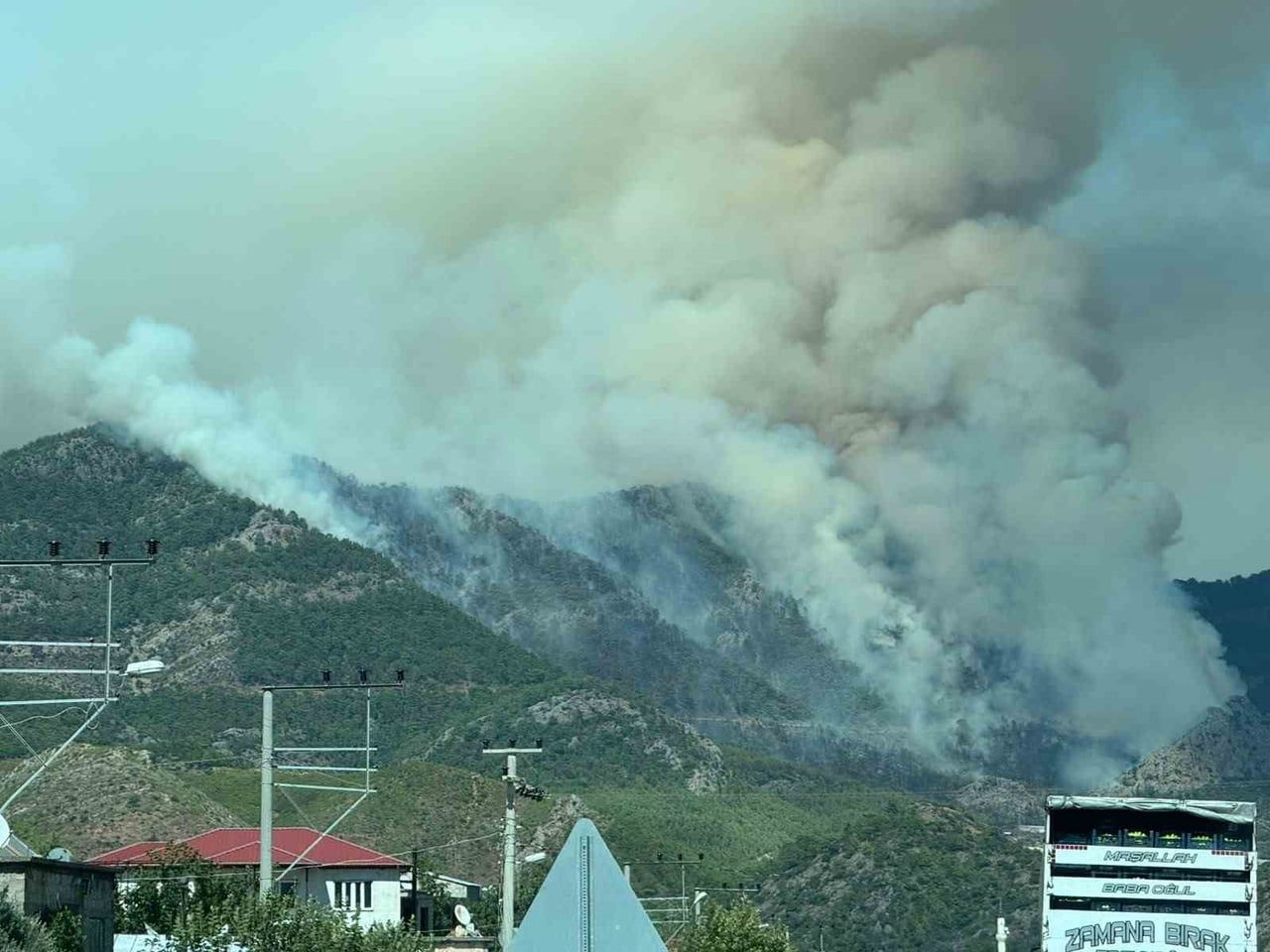 MERSİN'İN BOZYAZI İLÇESİNDE SERALARIN BULUNDUĞU ALANDA BAŞLAYARAK ORMANLIK ALANA YAYILAN YANGINA...