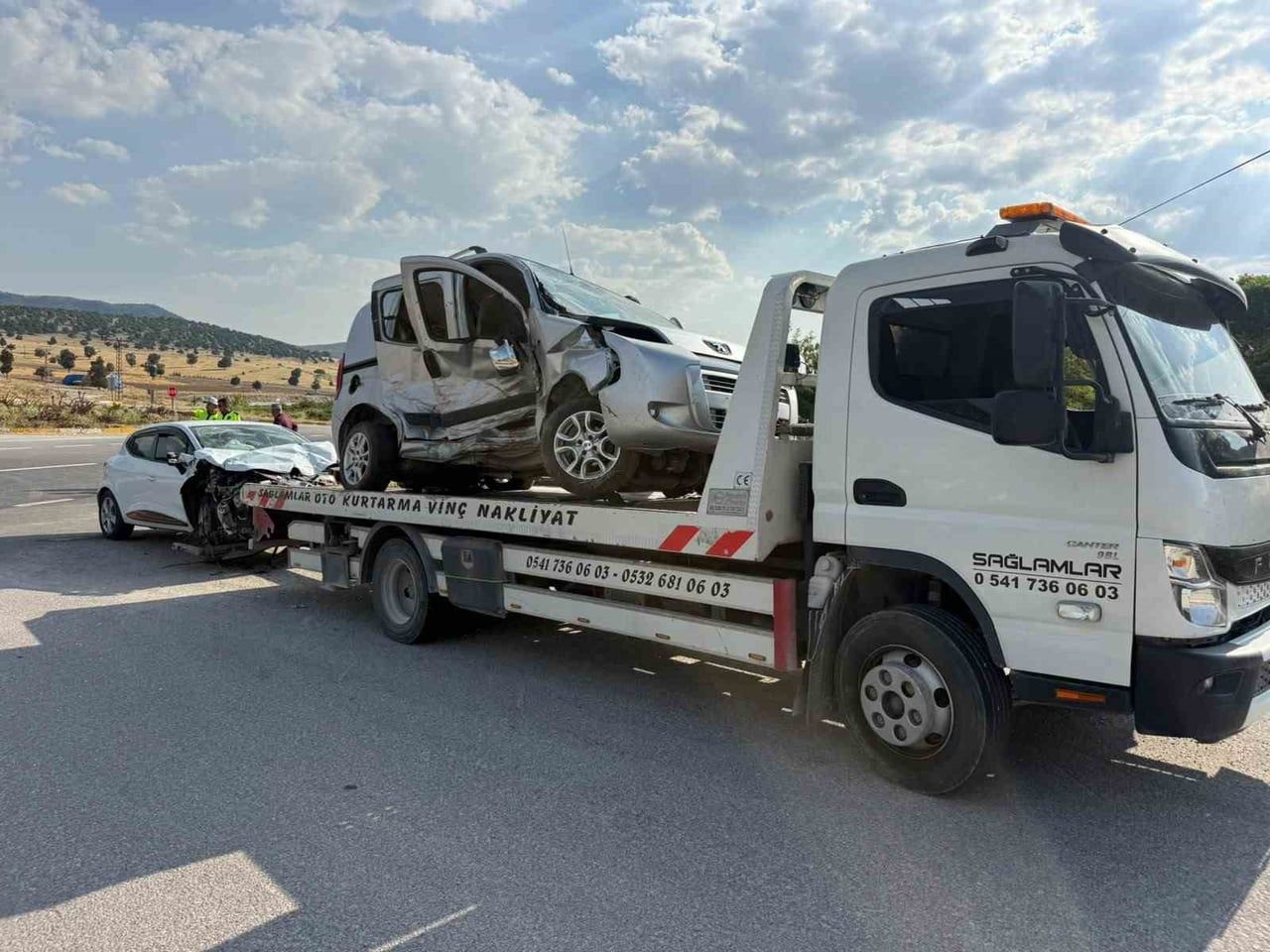AFYONKARAHİSAR'IN EMİRDAĞ İLÇESİNDE İKİ OTOMOBİLİN ÇARPIŞMASI SONUCU MEYDANA GELEN TRAFİK...