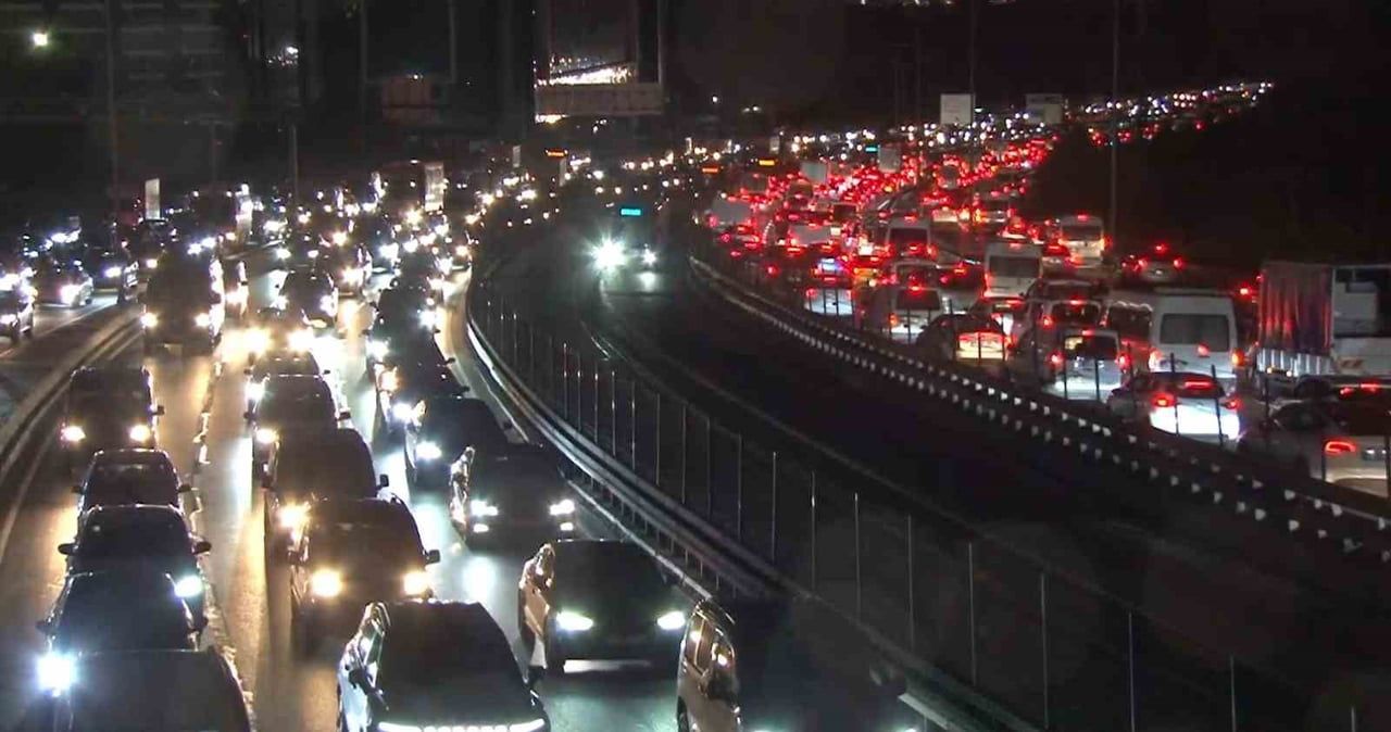 İSTANBUL BÜYÜKŞEHİR BELEDİYESİ (İBB) YOL YAPIM, BAKIM VE ONARIM DAİRESİ BAŞKANLIĞI TARAFINDAN E-5...