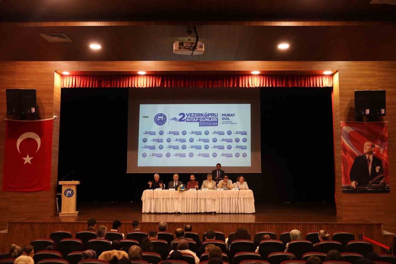 SAMSUN’UN VEZİRKÖPRÜ İLÇESİNDE DÜZENLENEN EĞİTİMCİ YAZARLAR, DÜZENLENEN SÖYLEŞİDE VATANDAŞLARLA...