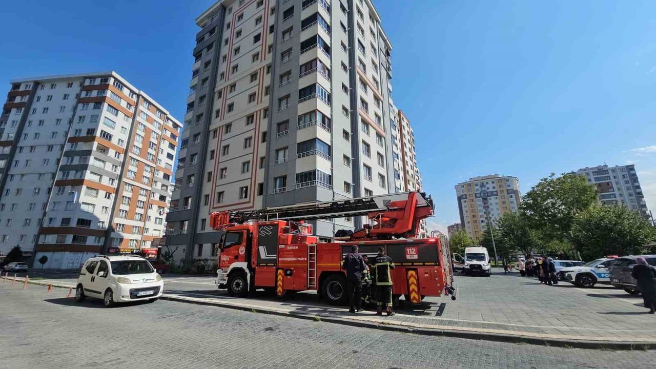 KAYSERİ’NİN MELİKGAZİ İLÇESİNDE BİR APARTMANIN 2. KATINDA ÇIKAN YANGINDA BİR KİŞİ DUMANDAN...