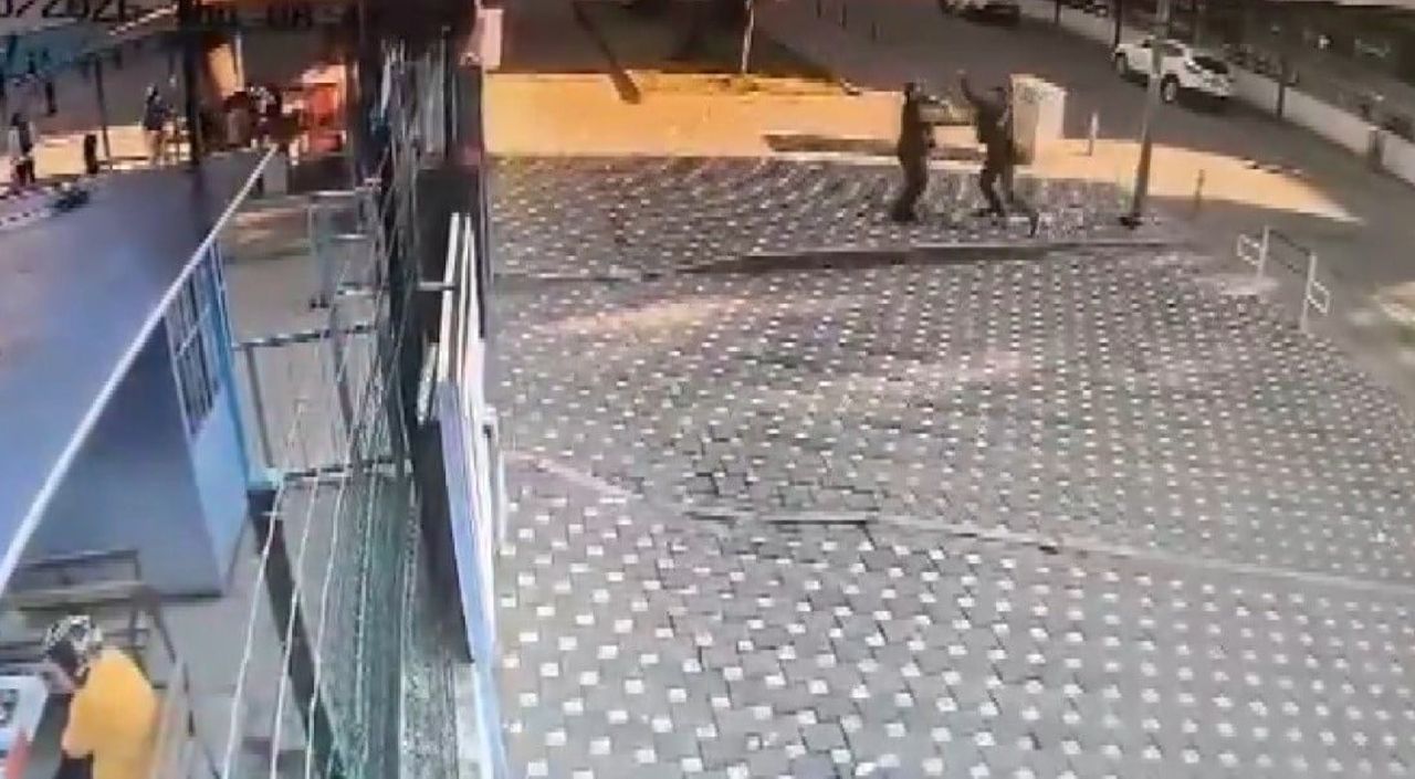 İZMİR'İN ÖDEMİŞ İLÇESİNDE BİR İLKOKULUN ÖNÜNDE BEKLEYEN VE UZAKLAŞMASI YÖNÜNDE KENDİSİNİ UYARAN...