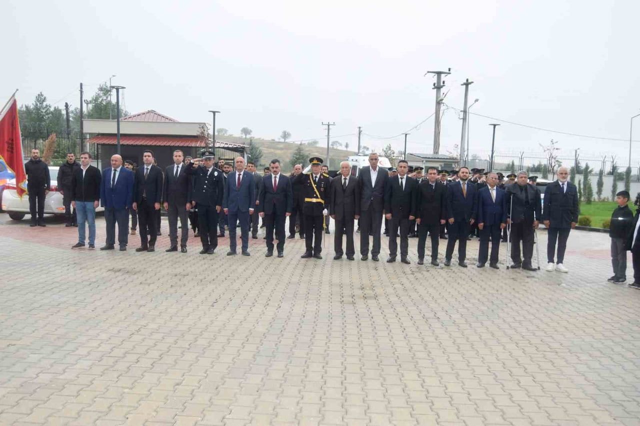 ARI KÖYÜ PINAR MEZRASI İLKOKULU ÖĞRETMENİ MELEK DÖNMEZ’İN SUNDUĞU TÖREN SAYGI DURUŞU VE İSTİKLAL...