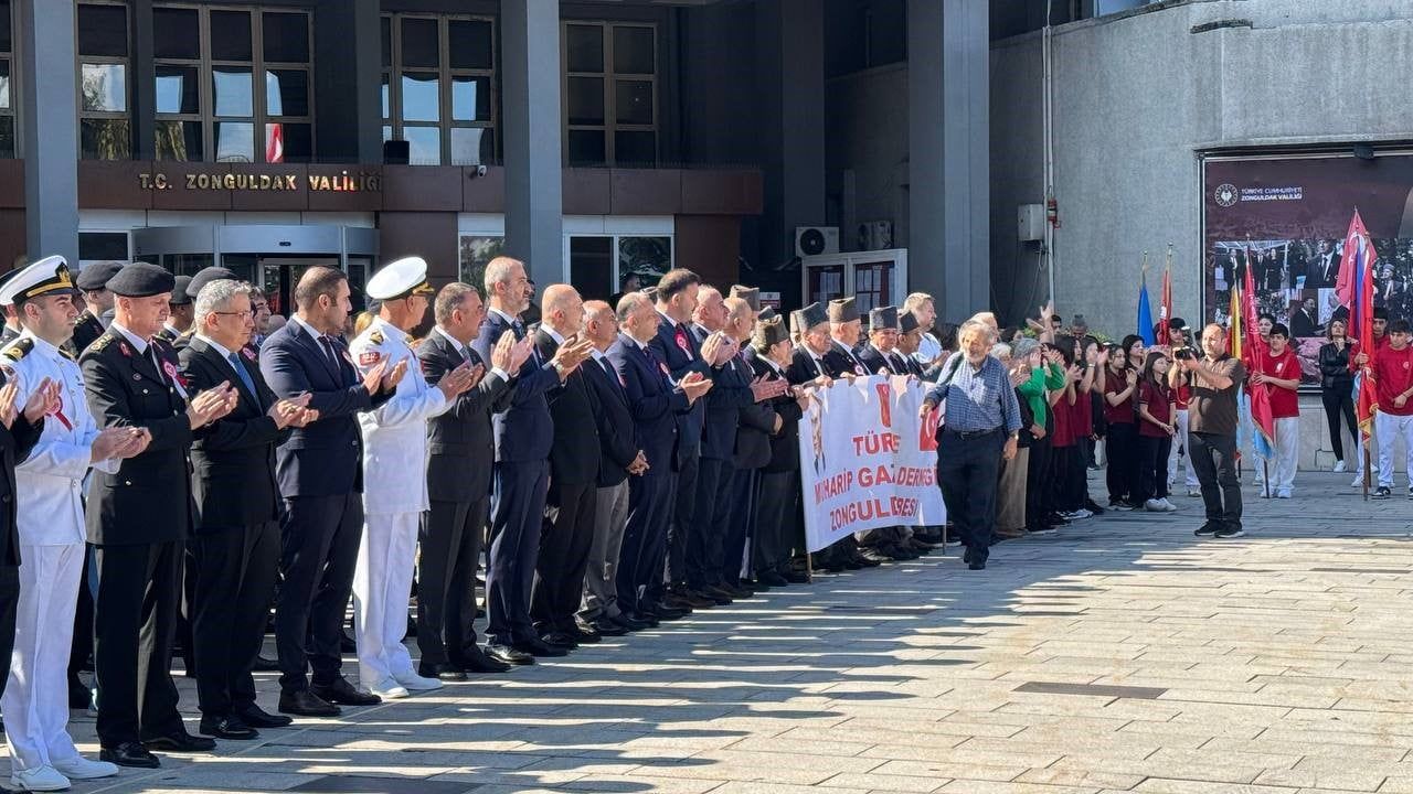 ZONGULDAK’TA 19 EYLÜL GAZİLER GÜNÜ DOLAYISIYLA ATATÜRK ANITI’NDA TÖREN DÜZENLENDİ. PROGRAMDA ANITA...