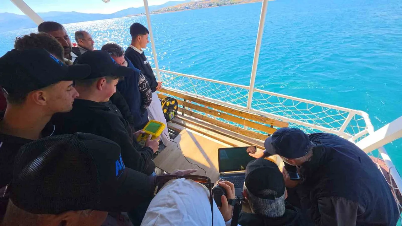 BİTLİS’İN TATVAN İLÇESİNDE EĞİTİMLERİNİ TAMAMLAYAN 18 GENÇ, İNSANSIZ SU ALTI ROBOTUYLA VAN GÖLÜ’NE...