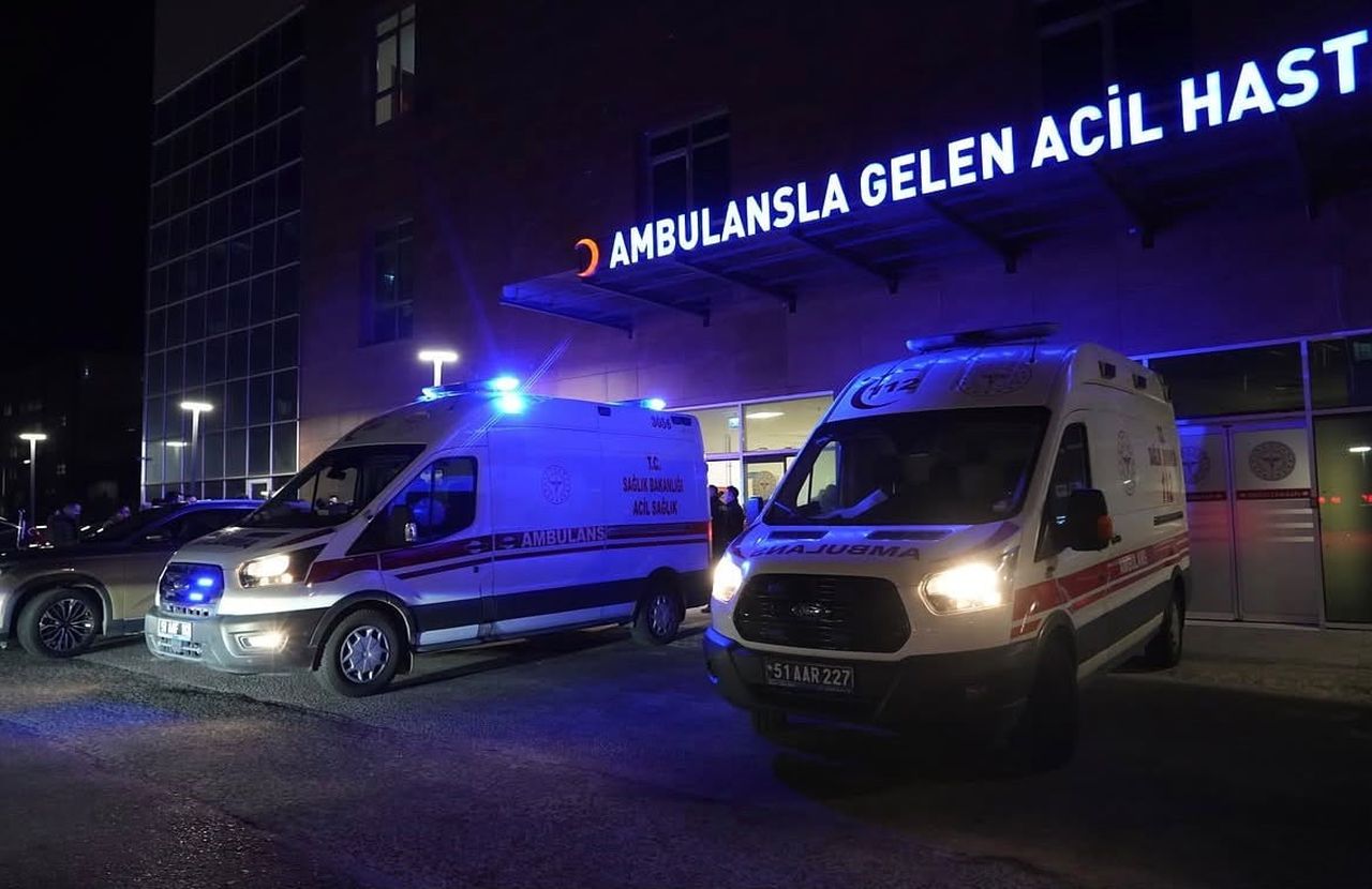 NİĞDE’NİN BOR İLÇESİNDE MISIR YÜKLÜ TIR İLE HAFİF TİCARİ ARACIN KAFA KAFAYA ÇARPIŞTIĞI KAZADA, 2...