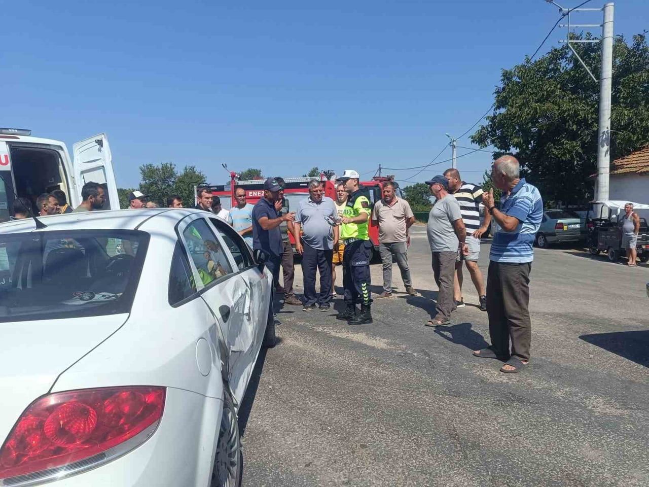 EDİRNE’NİN ENEZ İLÇESİNE BAĞLI KÜÇÜKEVREN KÖYÜNDE MEYDANA GELEN TRAFİK KAZASINDA 3 KİŞİ...