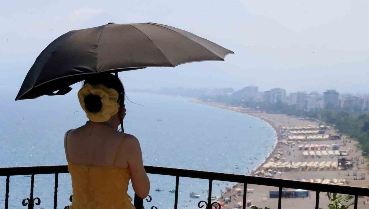 ANTALYA’DA NEM ORANININ YÜZDE 80 SEVİYELERİNİ AŞMASI İLE SICAKTAN BUNALAN KENT SAKİNLERİ VE...