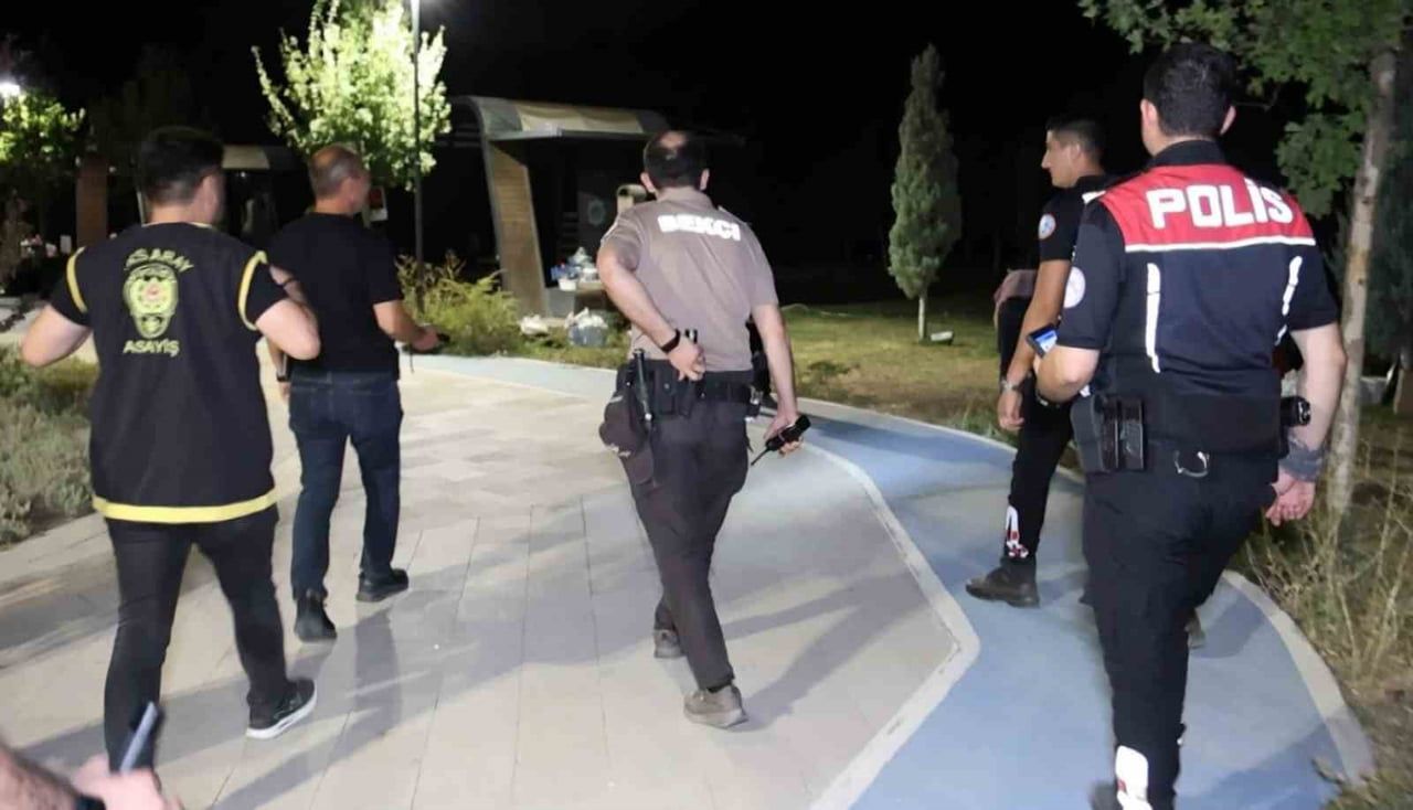 AKSARAY’DA BEKÇİ VE ASAYİŞ EKİPLERİ HAVALARIN SICAK OLMASI VE HAFTA SONU YOĞUNLUĞU NEDENİYLE PARK...