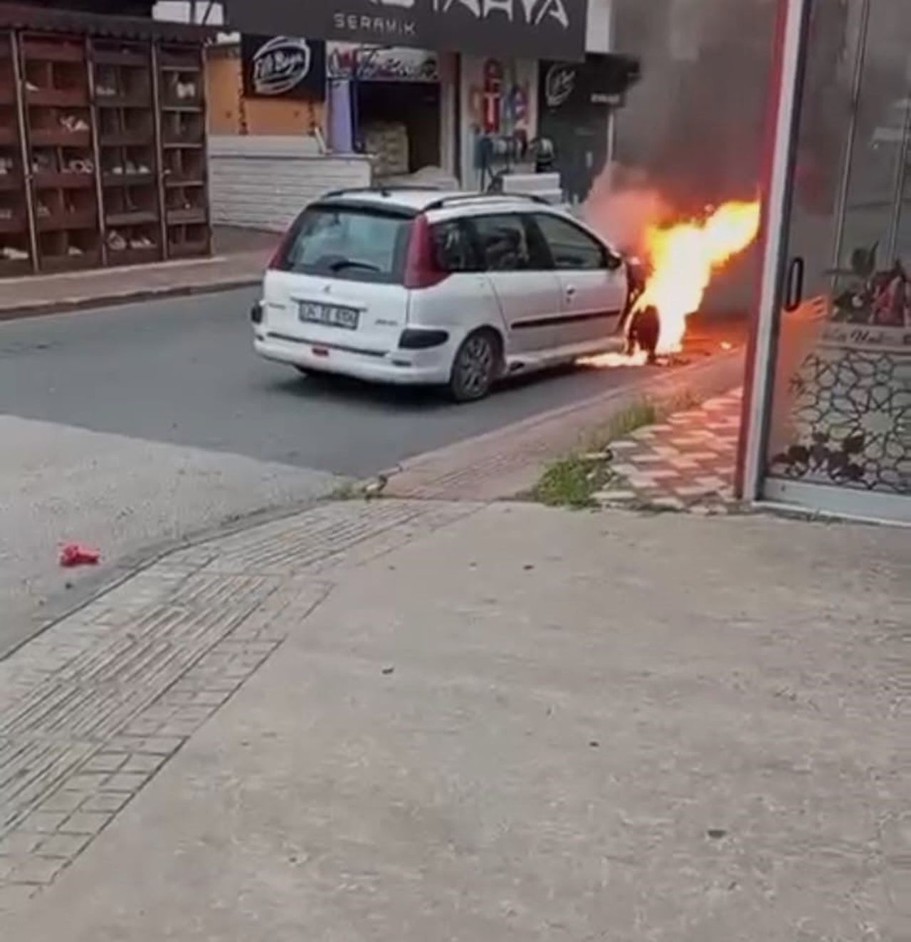 BATMAN'DA SEYİR HALİNDEYKEN MOTORU ALEV ALAN OTOMOBİL, İTFAİYE EKİPLERİNİN ZAMANINDA MÜDAHALESİYLE...