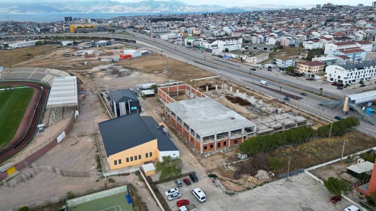 ÖZALP, BANDIRMA’DA GENÇLİK VE SPOR TESİSLERİNİ İNCELEDİ