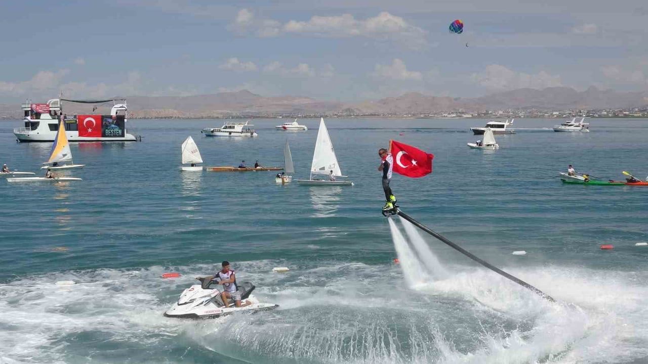 VAN’DA BU YIL İKİNCİSİ DÜZENLENEN GÖLFEST, GENÇLERİ KÜLTÜR, SANAT VE SPOR ETKİNLİKLERİNDE...